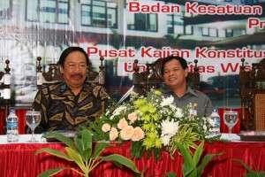 UPAYA PENUMBUHKEMBANGAN KESADARAN BERKONSTITUSI MASYARAKAT DI ERA TRANSISI DEMOKRASI