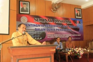 Sigit-Budi-Santoso-S.H.-M.H.-saat-Memberi-Sambutan-Kepada-Peserta-Seminar-Pendidikan-Anti-Korupsi